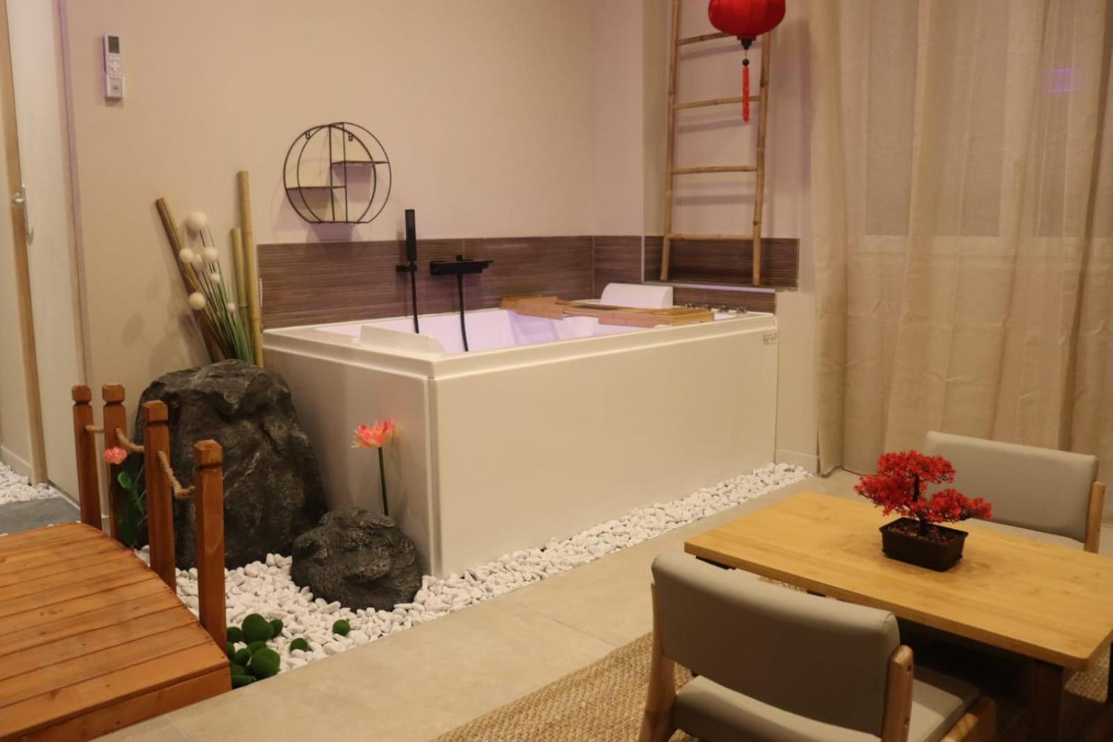 Loveroom Japon Avec Balneotherapie Tolón Exterior foto