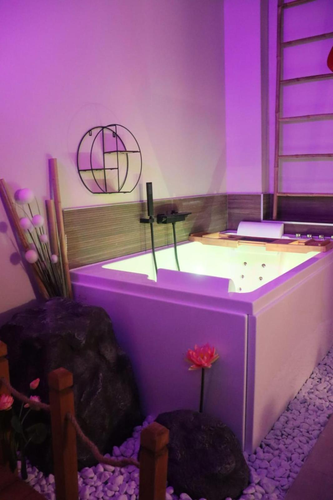 Loveroom Japon Avec Balneotherapie Tolón Exterior foto